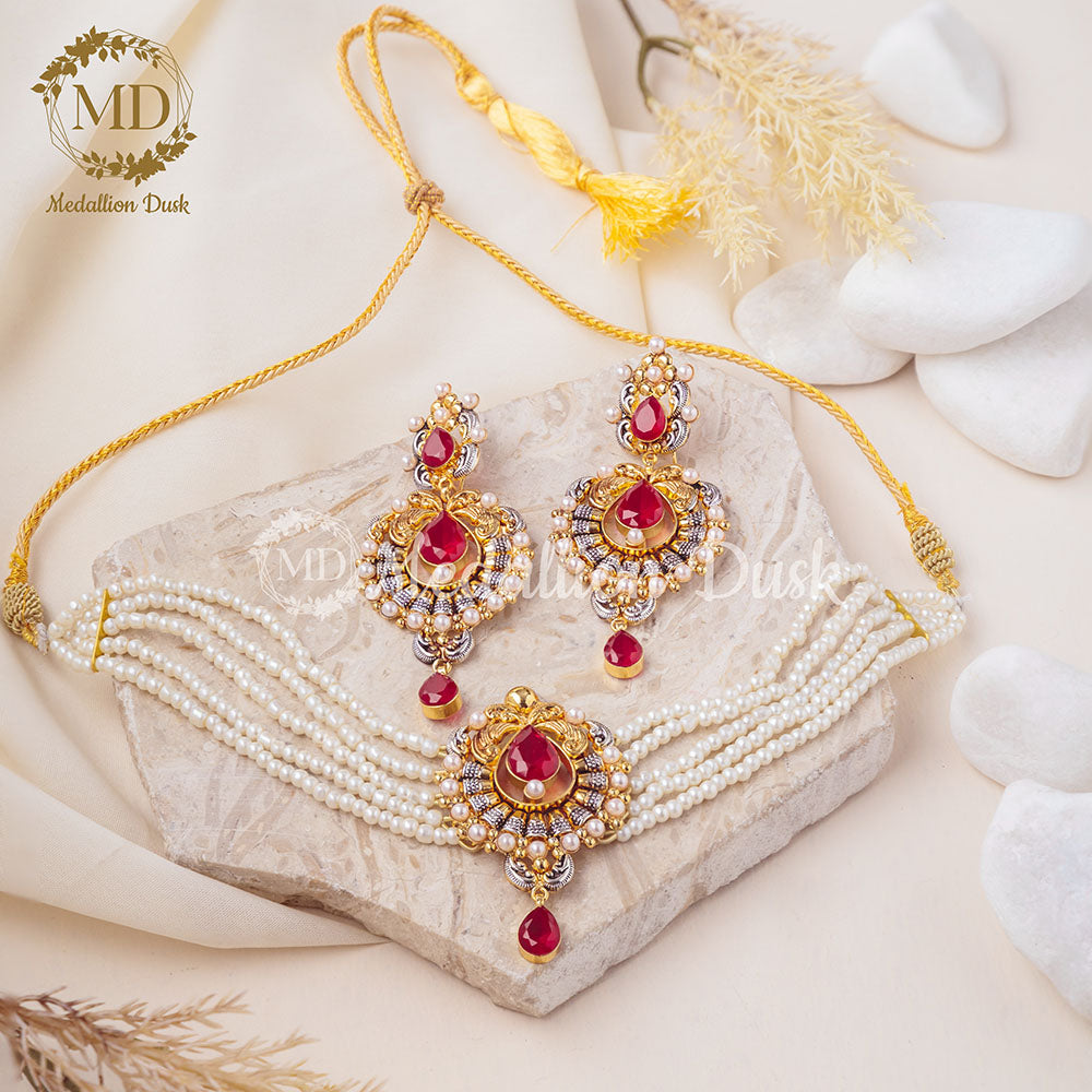 Shooting Pearls Choker Set